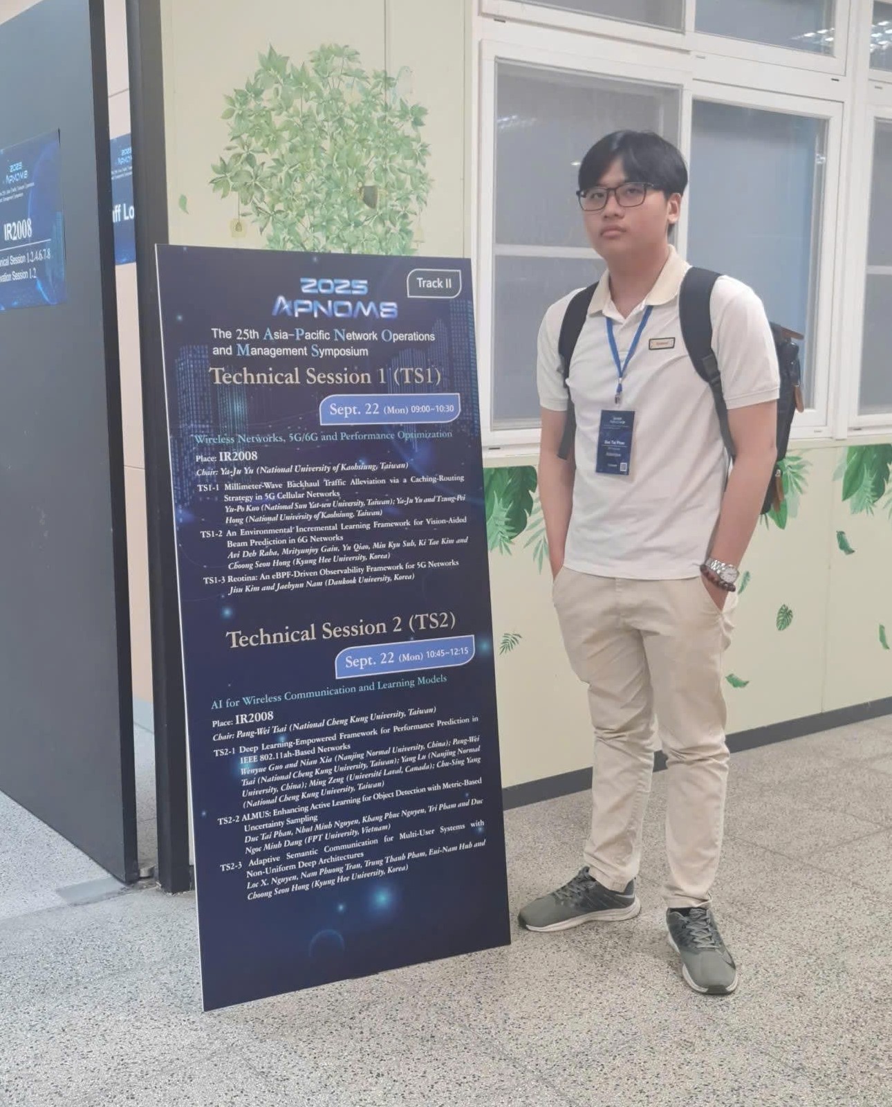 APNOMS-25 conference photo 2